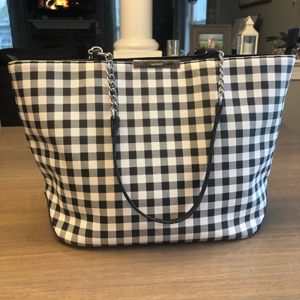 Beautiful Nine West purse in good condition.